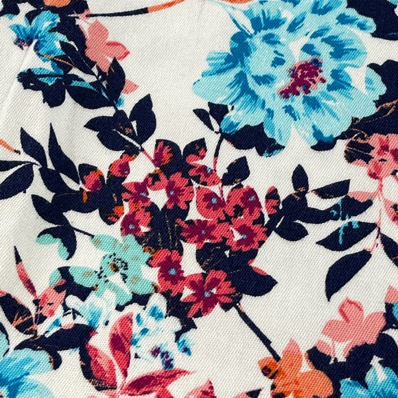 St. John’s bay size 14 white with blues, oranges, reds floral cropped pants - Picture 8 of 14